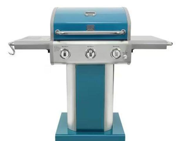 Adjustable 3 Burner Propane BBQ clean and neatly used